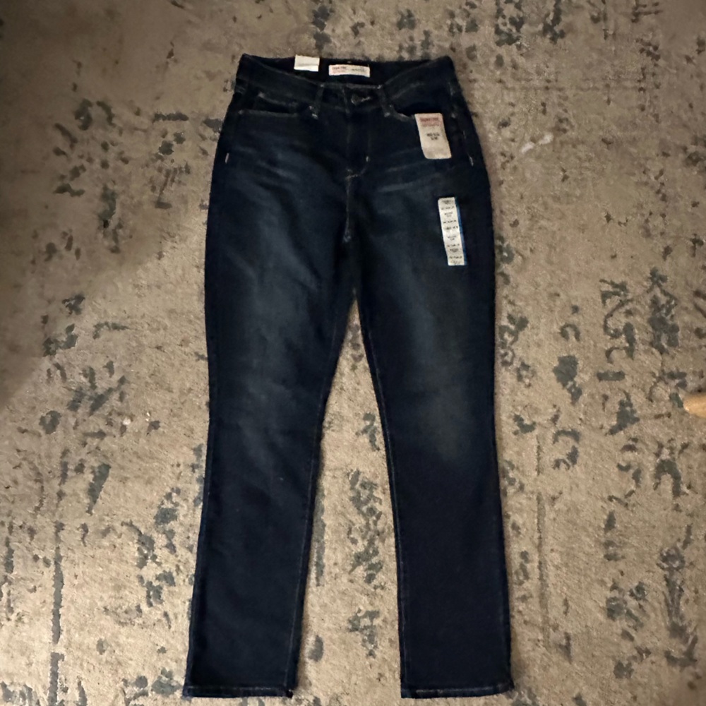 NWT Signature Levi Strauss Midwash Midrise Slim Jeans. Size W28 L30